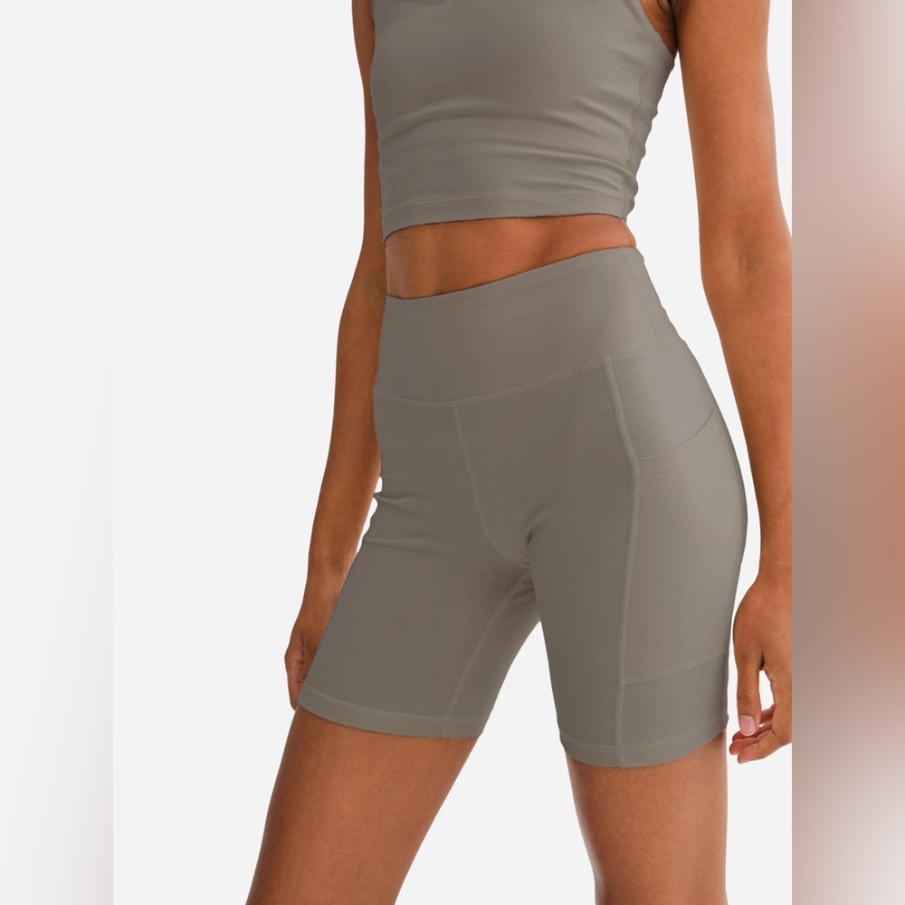 MATE THE LABEL ORGANIC STRETCH POCKET SHORTS IN PEBBLE XS S - Picture 3 of 5